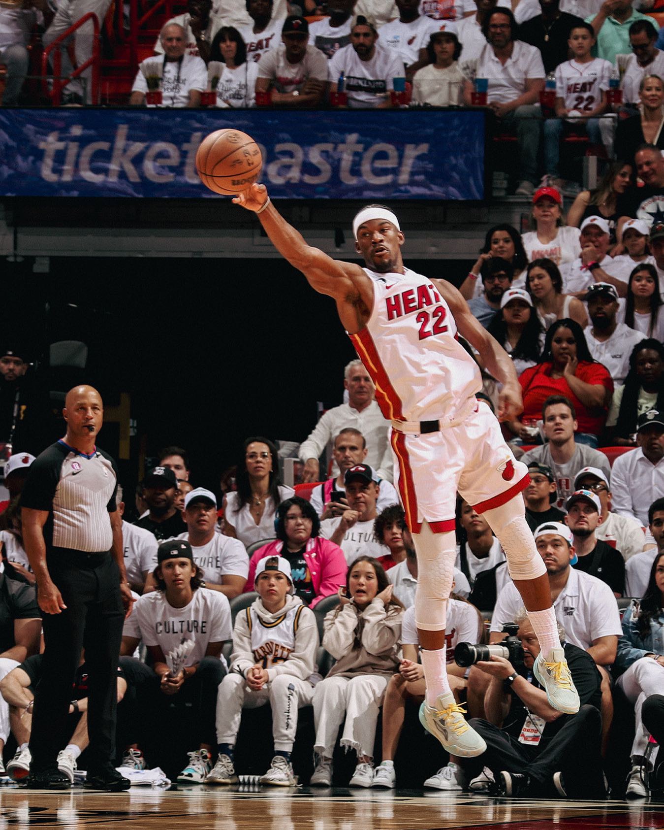 巴特勒重返赛场,重要助攻首场状态出色,老鹰观众沸腾!上演精彩一战的简单介绍 巴特勒重返赛场,重要助攻首场状态出色,老鹰观众沸腾!上演精彩一战的简单介绍