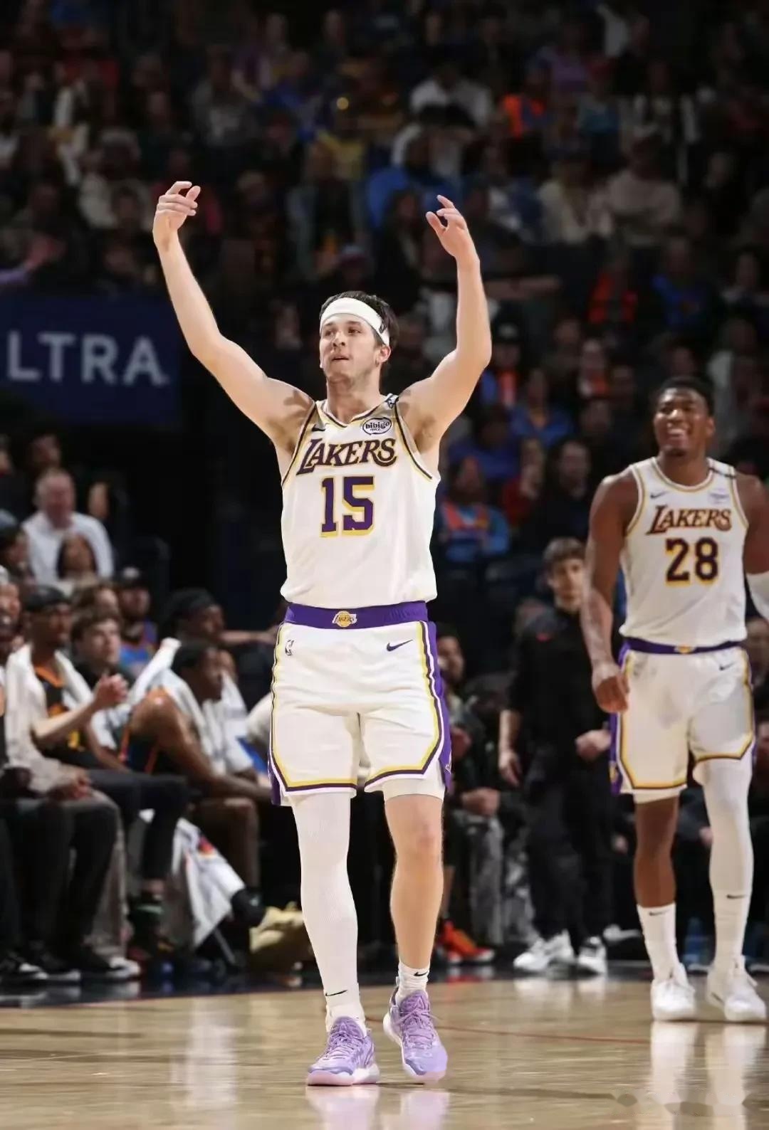 阿扎伦卡连续七场比赛得分超过爆冷，湖人不断突破！再创辉煌时刻(赛末点精彩在几分几秒)