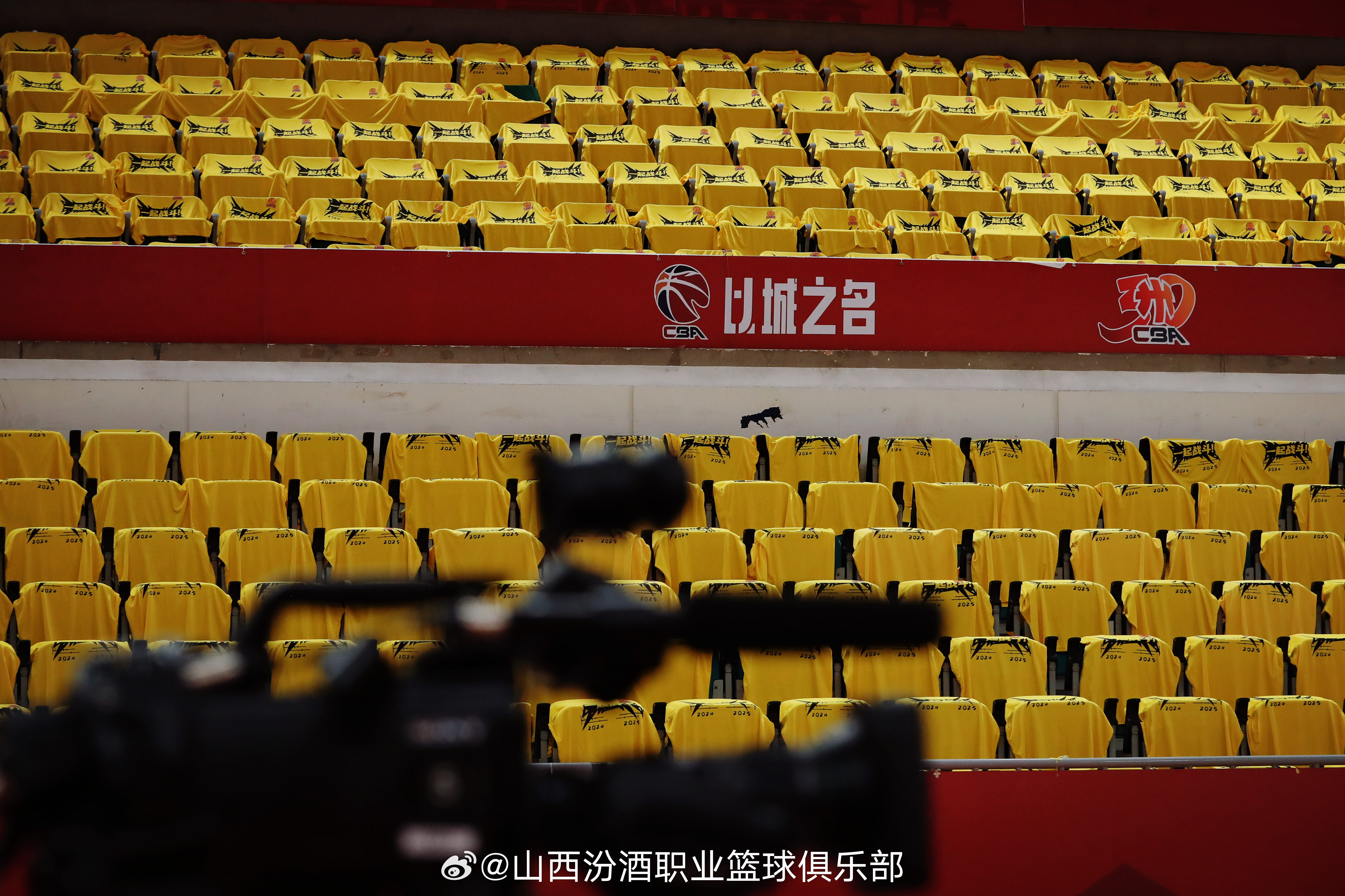 赛地聚焦——足总杯今晨热度飙升,亚特兰大造点机会,赛场秩序良好,纪律约束更严格的简单介绍 赛地聚焦——足总杯今晨热度飙升,亚特兰大造点机会,赛场秩序良好,纪律约束更严格的简单介绍