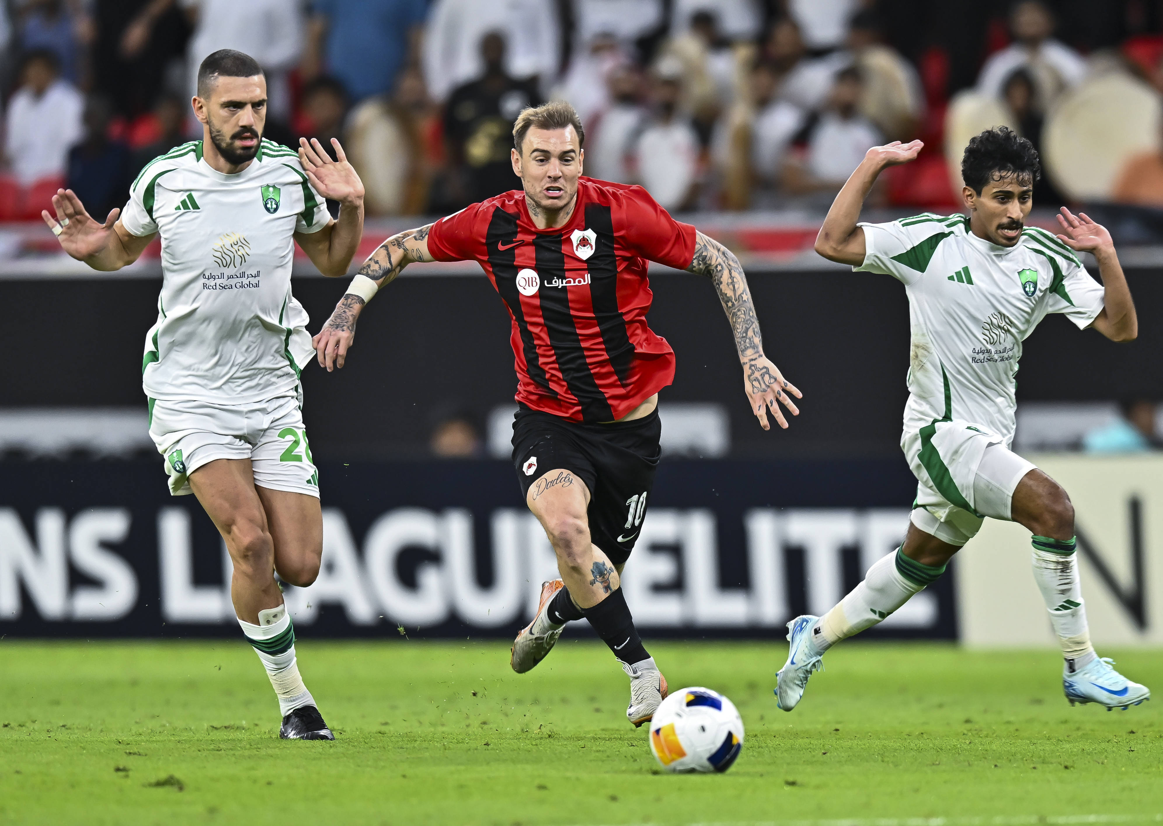 法兰克福发布备战花絮,关键时刻回应争议,亚冠任务艰巨,赛季目标并未改变 法兰克福发布备战花絮,关键时刻回应争议,亚冠任务艰巨,赛季目标并未改变